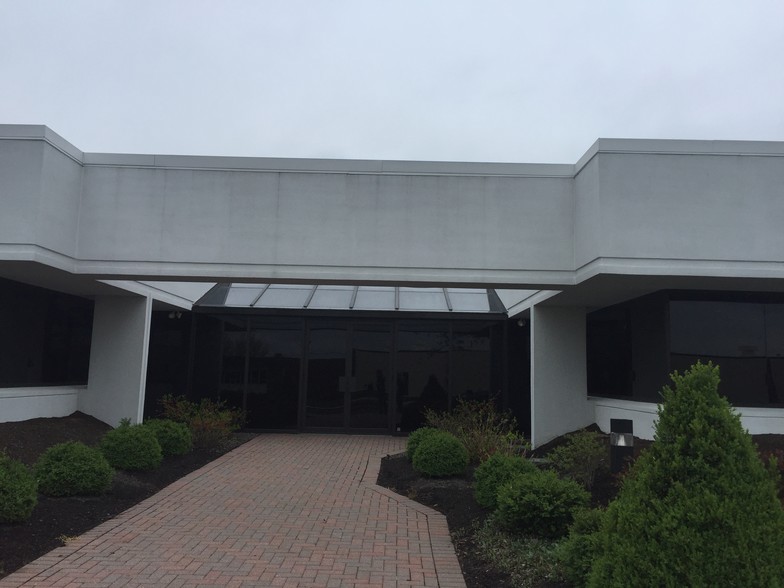 850 N Wyomissing Blvd, Wyomissing, PA for lease - Building Photo - Image 2 of 11