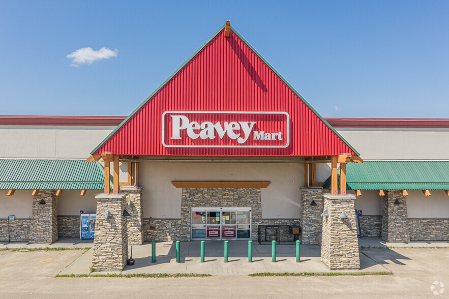 12610 St Albert Trl NW, Edmonton, AB for lease - Building Photo - Image 3 of 4