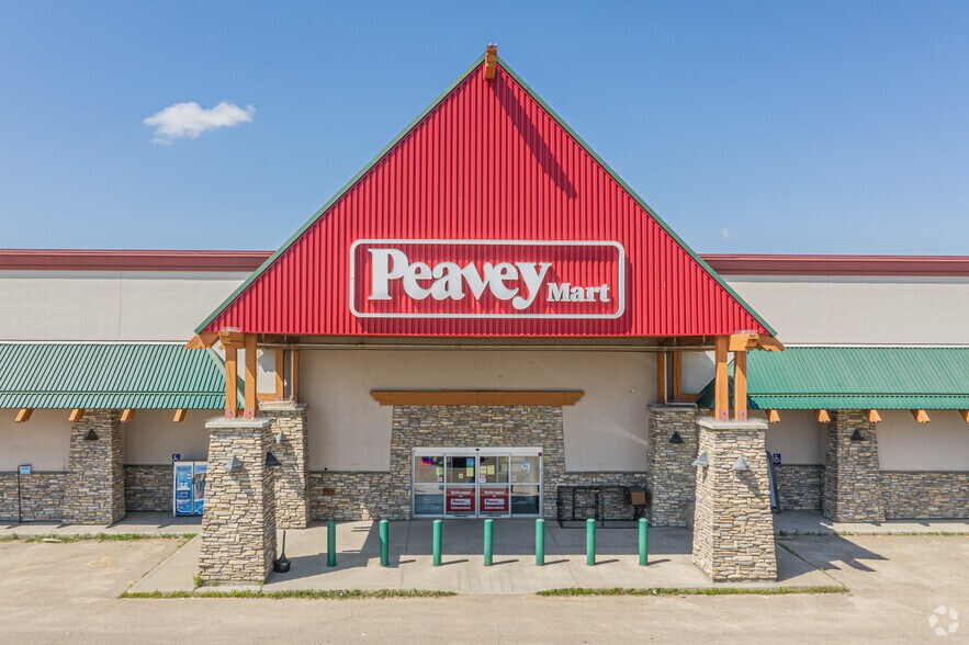 12610 St Albert Trl NW, Edmonton, AB à louer - Photo du bâtiment - Image 3 de 4