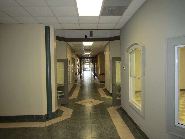 131 W Main St, New Iberia, LA à louer - Photo intérieure - Image 2 de 14
