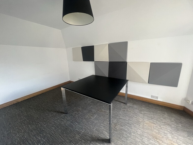 146 Duddingston Rd W, Edinburgh for sale - Interior Photo - Image 2 of 2