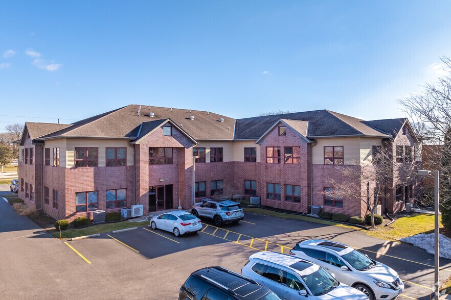 10303 N Port Washington Rd, Mequon, WI for lease - Primary Photo - Image 1 of 4