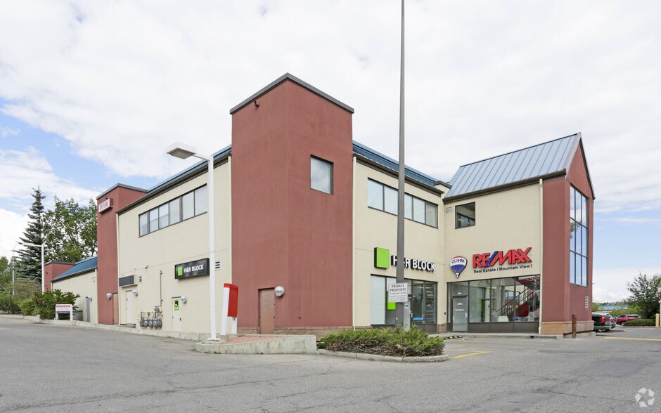 4625 Varsity Dr NW, Calgary, AB à louer - Photo du bâtiment - Image 2 de 10