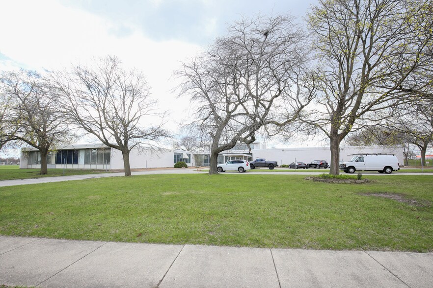 646 Chicago Rd, Chicago Heights, IL à louer - Photo du bâtiment - Image 3 de 37