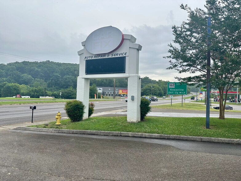 9009 Oak Ridge Hwy, Knoxville, TN à louer - Photo du bâtiment - Image 2 de 5