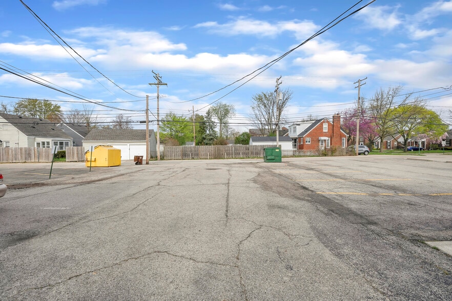 20439 Mack Ave, Grosse Pointe, MI à louer - Photo du bâtiment - Image 2 de 2