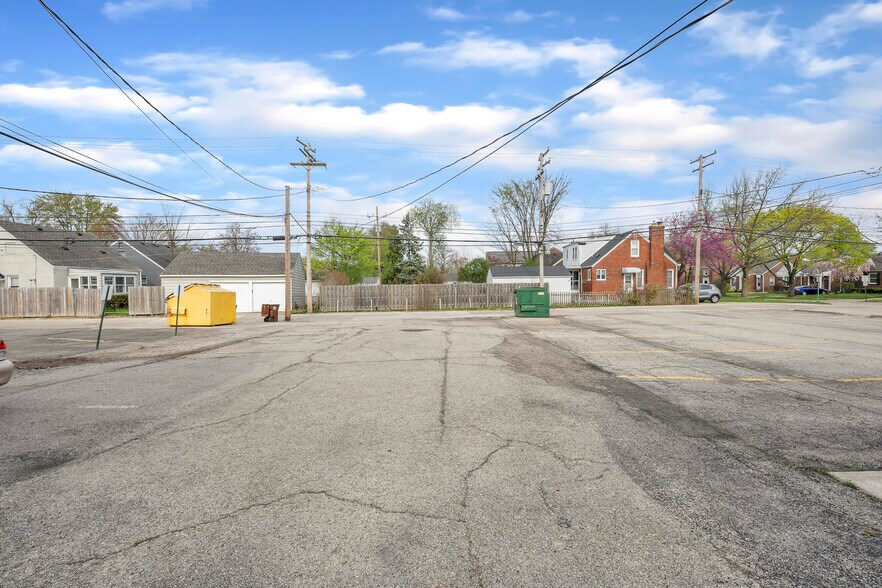 20439 Mack Ave, Grosse Pointe, MI à louer - Photo du bâtiment - Image 2 de 2