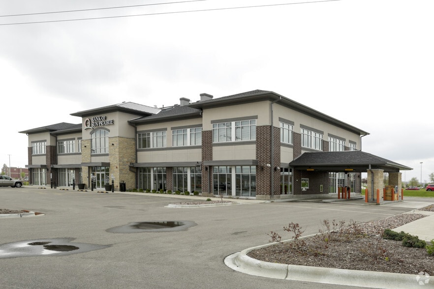 695 S Grand Ave, Sun Prairie, WI à louer - Photo du bâtiment - Image 2 de 5