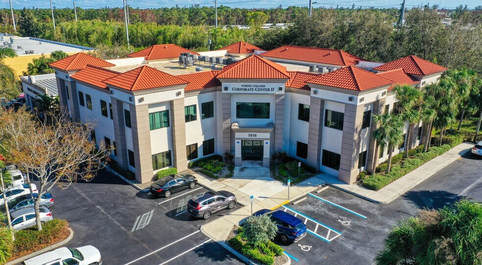 1016 Collier Center Way, Naples, FL à louer - Photo du bâtiment - Image 3 de 6