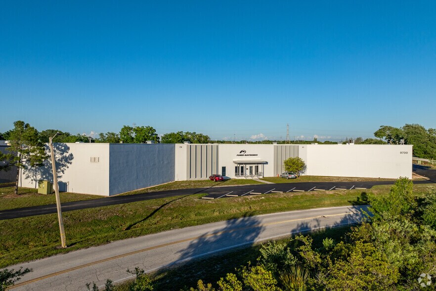 9700-9704 Solar Dr, Tampa, FL à louer - Photo principale - Image 1 de 14