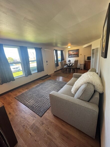Addison St Multifamily Portfolio portfolio of 2 properties for sale on LoopNet.ca - Interior Photo - Image 3 of 6