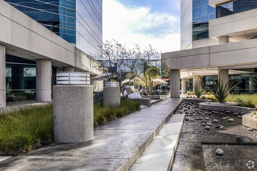 1 CENTERPOINTE Dr, La Palma, CA à louer - Photo du bâtiment - Image 2 de 17