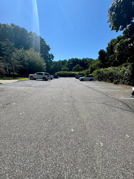 5 Squiretown Rd, Hampton Bays, NY à vendre - Photo du bâtiment - Image 3 de 10