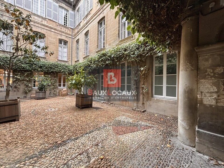 Office in Avignon for sale - Building Photo - Image 1 of 3
