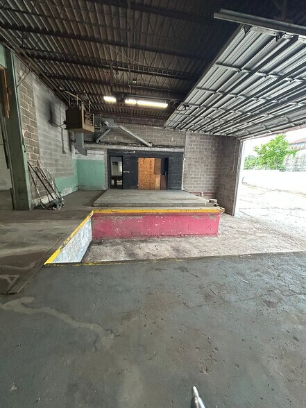 6924 E Truman Rd, Kansas City, MO à vendre - Photo du bâtiment - Image 2 de 5