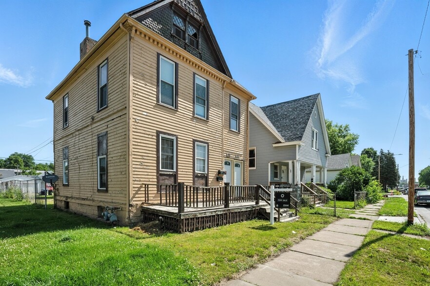 1614 W 3rd St, Davenport, IA for sale - Building Photo - Image 2 of 19