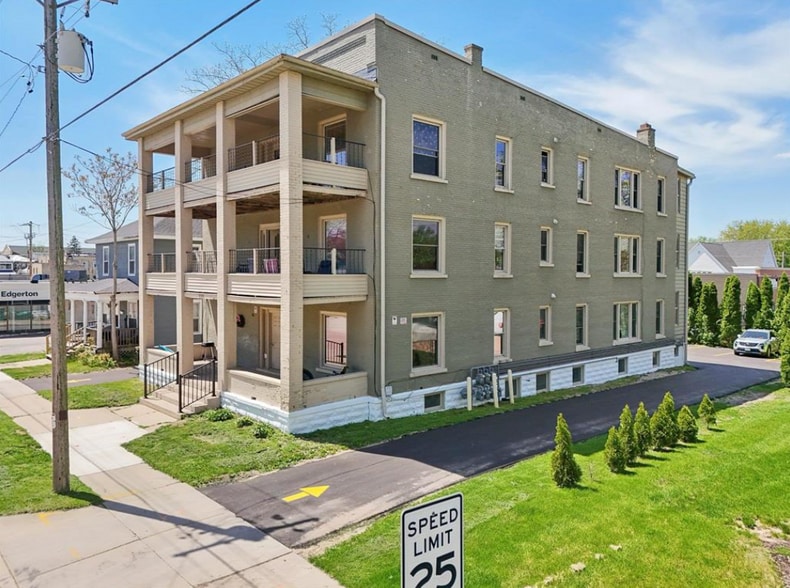 108 N Main St, Edgerton, WI à vendre - Photo du bâtiment - Image 2 de 66