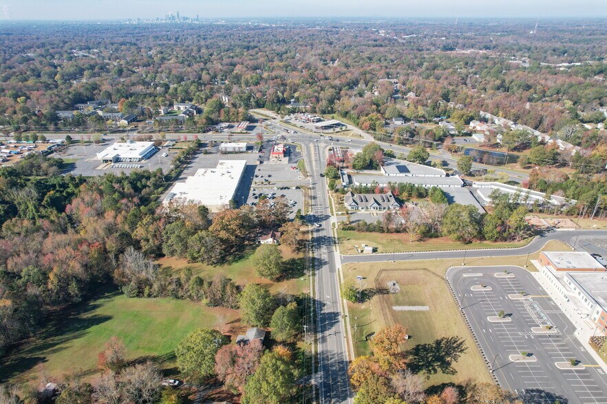 7420 The Plaza Rd, Charlotte, NC à vendre - Photo du bâtiment - Image 2 de 3