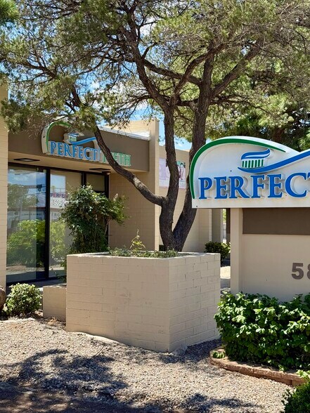 5800-5810 Lomas Blvd NE, Albuquerque, NM à vendre - Photo du bâtiment - Image 3 de 7