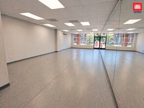 23120-23130 Lyons Ave, Santa Clarita, CA à louer Photo intérieure- Image 2 de 2