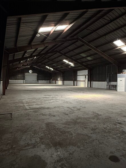 2717 28th North Ave Portfolio portfolio of 2 properties for sale on LoopNet.ca - Building Photo - Image 3 of 7