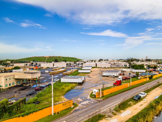 Plus de détails pour 9950 NW South River Dr, Medley, FL - Terrain à louer