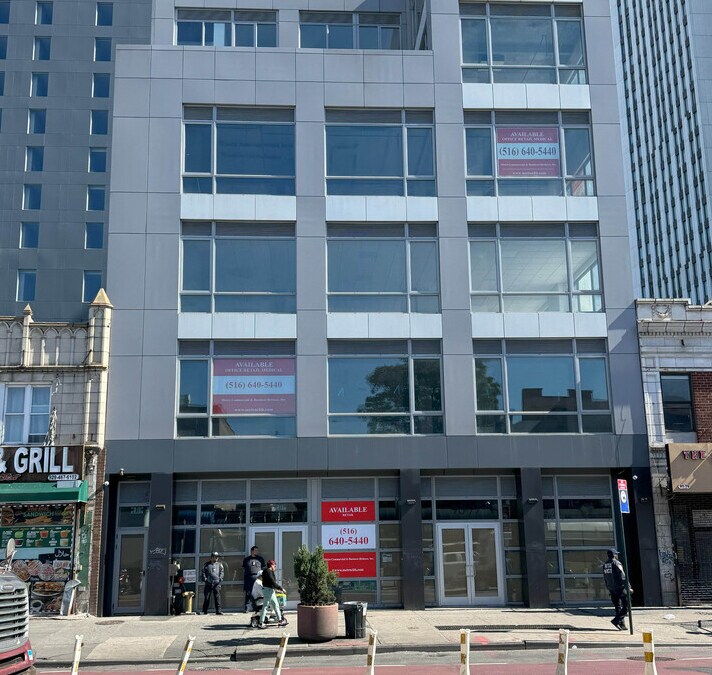 9073 Sutphin Blvd, Jamaica, NY à louer Photo du bâtiment- Image 1 de 2