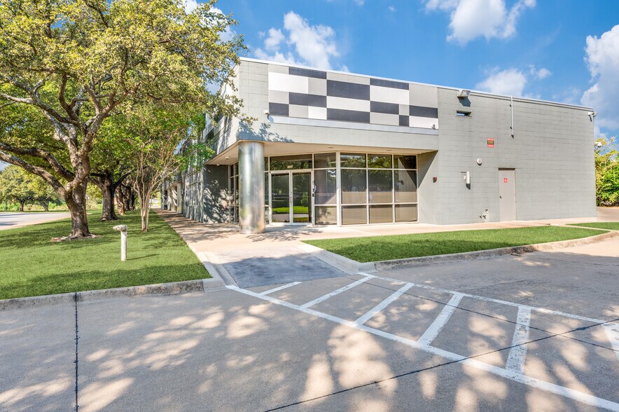 10105 W Technology Blvd, Dallas, TX à vendre - Photo du bâtiment - Image 1 de 22