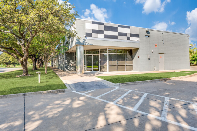 Plus de détails pour 10105 W Technology Blvd, Dallas, TX - Industriel à vendre