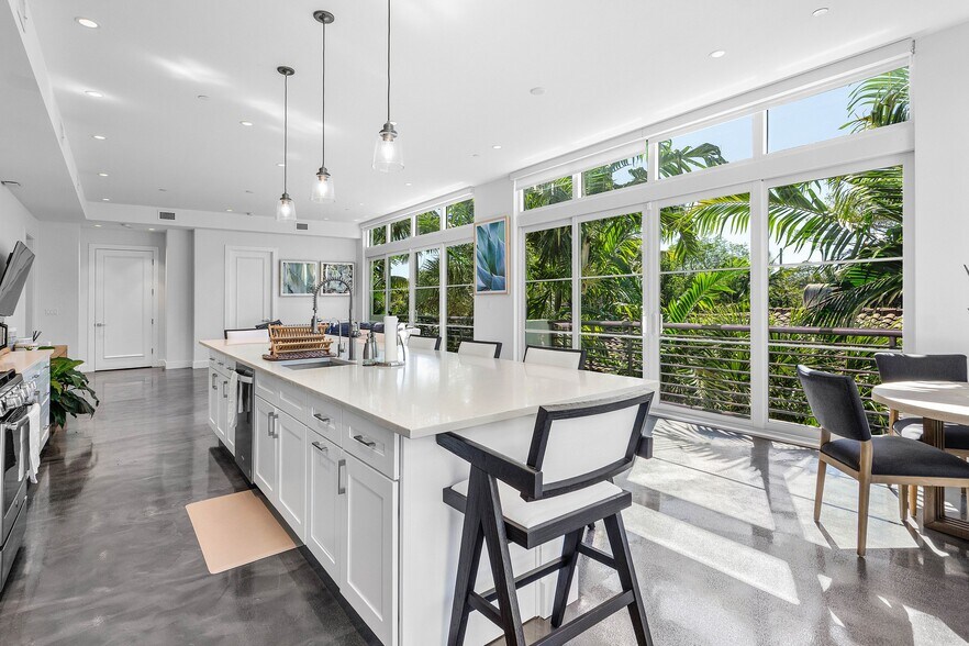 226 Palm Ct, Delray Beach, FL à vendre - Photo du bâtiment - Image 2 de 39