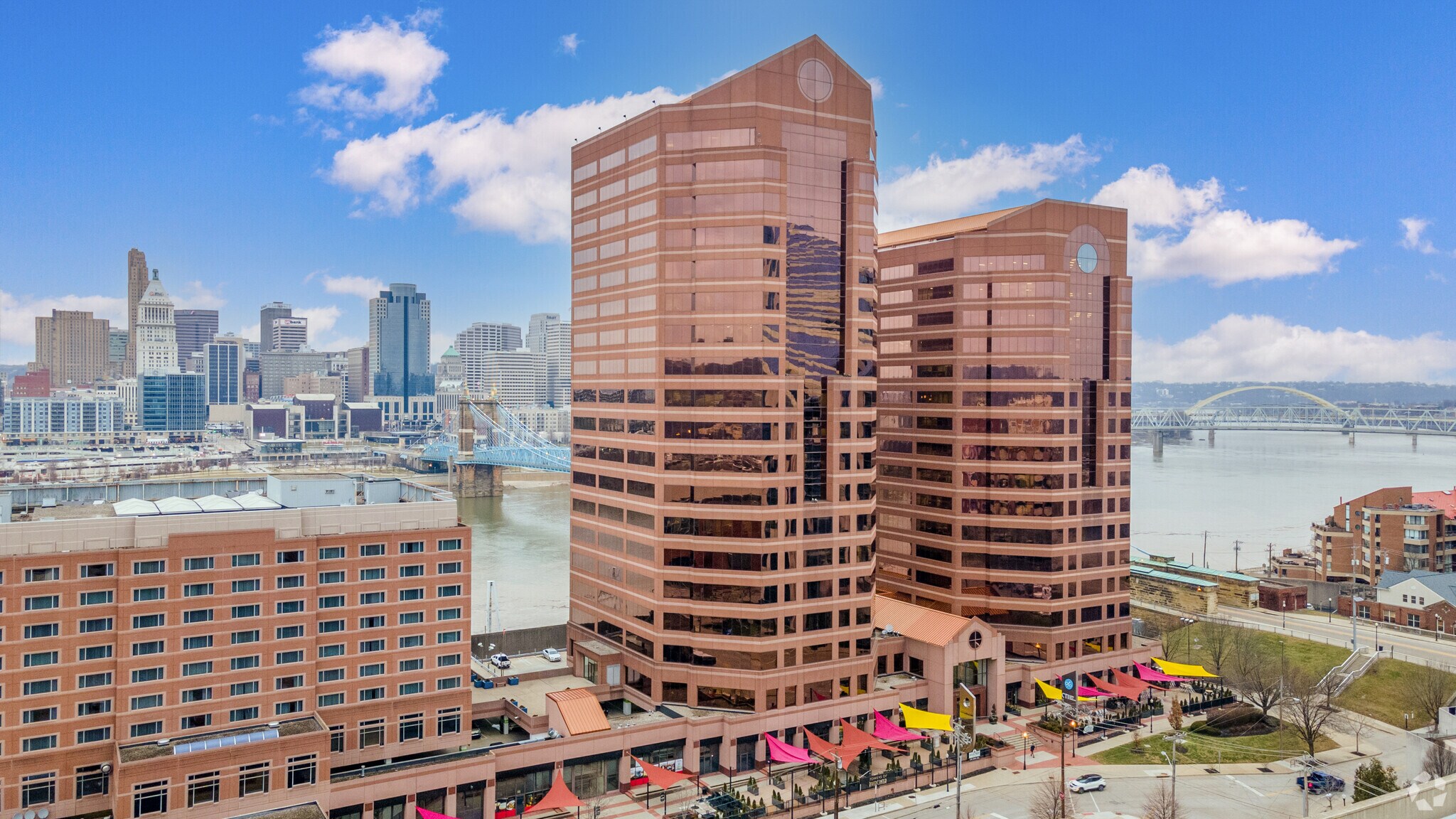 50 E Rivercenter Blvd, Covington, KY à louer Photo du bâtiment- Image 1 de 19