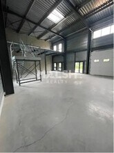 Flex in Bourgoin-Jallieu for lease Interior Photo- Image 1 of 3