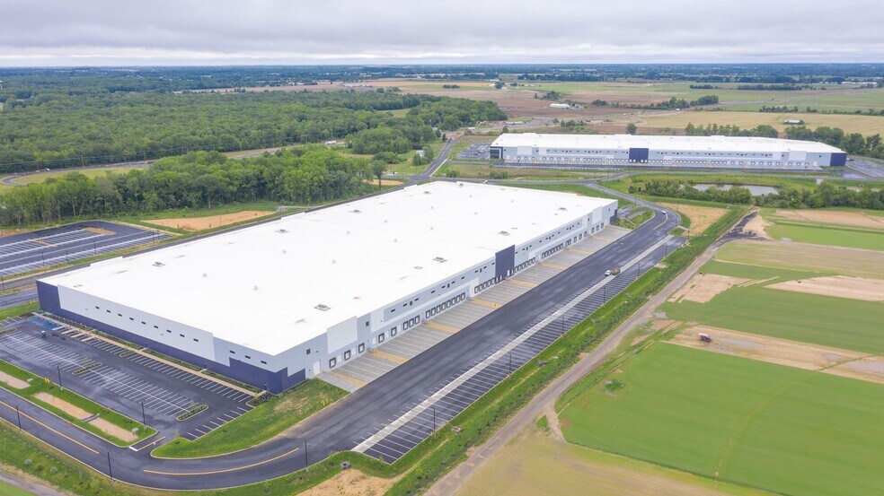 Rockefeller Group Logistics Center portefeuille de 2 propriétés à vendre sur LoopNet.ca - Photo du bâtiment - Image 2 de 15