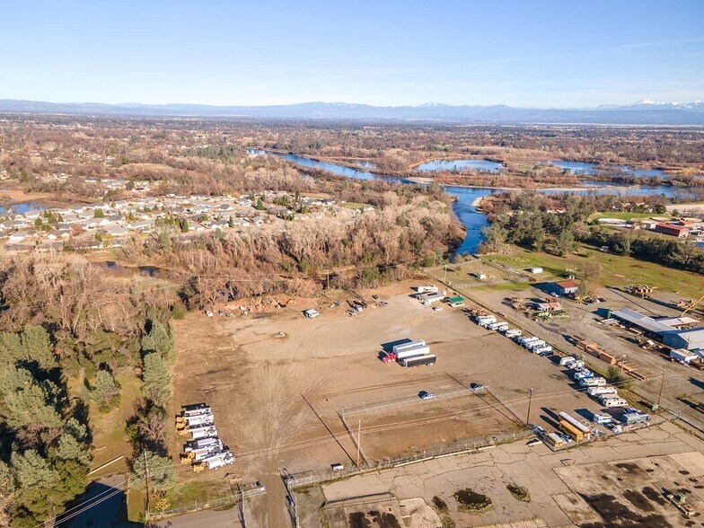 8025 Eastside Rd, Redding, CA à louer - Photo du bâtiment - Image 3 de 7