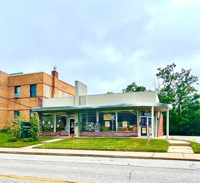 9118-9120 Lackland Rd, Saint Louis, MO à louer - Photo du bâtiment - Image 2 de 3