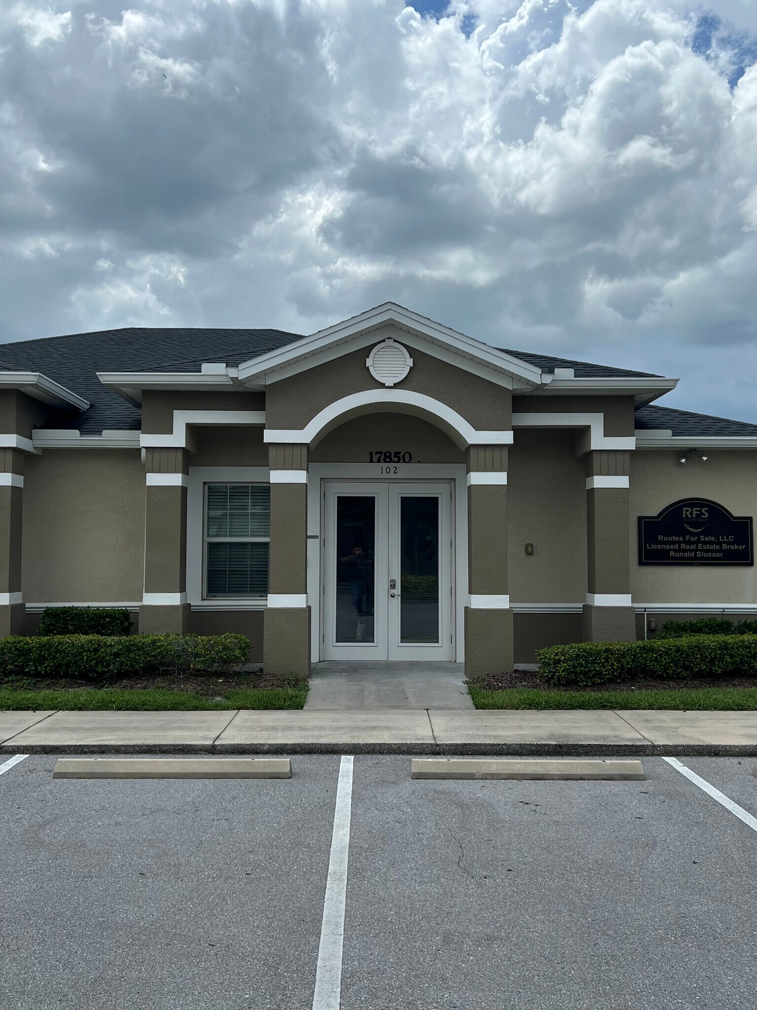17850 Hunting Bow Cir, Lutz, FL for lease Building Photo- Image 1 of 8
