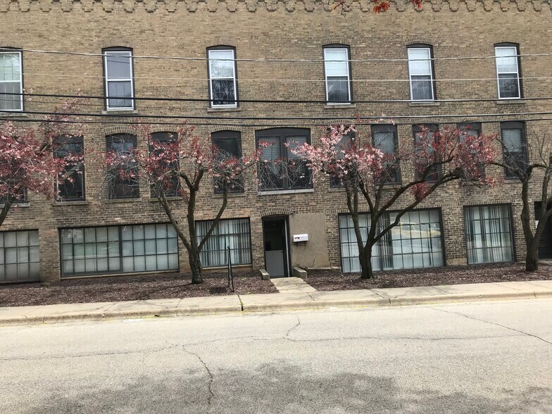 11-17 N Union St, Elgin, IL for lease - Primary Photo - Image 1 of 10