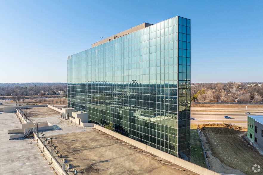 5100 E Skelly Dr, Tulsa, OK à vendre - Photo du bâtiment - Image 2 de 22