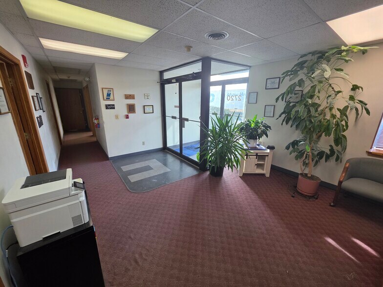 2720 E Highway 44, Rapid City, SD à louer - Photo du bâtiment - Image 2 de 13