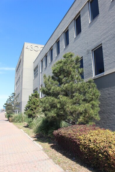 4300 N Central Expy, Dallas, TX à louer - Photo du bâtiment - Image 3 de 6