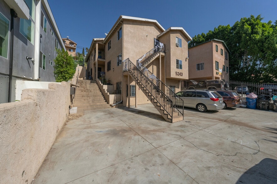 5243 Huntington Dr N, Los Angeles, CA à vendre - Photo du bâtiment - Image 3 de 11