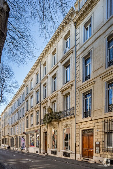 Bureau/Commerce de détail dans Marseille à louer - Photo du bâtiment - Image 2 de 2