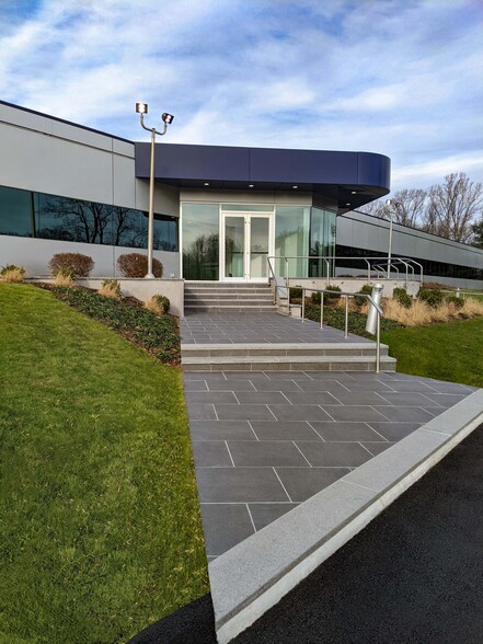 Northern Westchester Executive Park, Yorktown Heights, NY for lease - Building Photo - Image 2 of 6