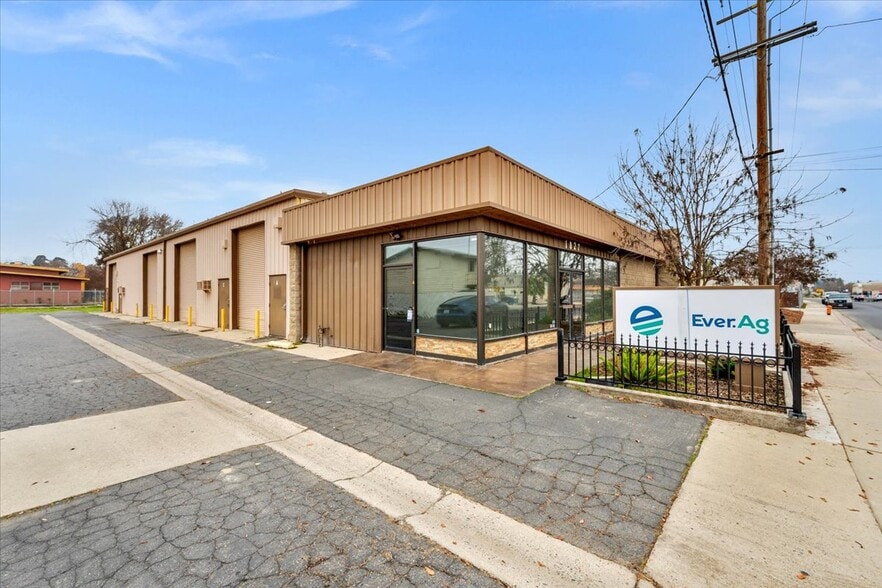 1027 W Murray Ave, Visalia, CA à vendre - Photo du bâtiment - Image 2 de 53