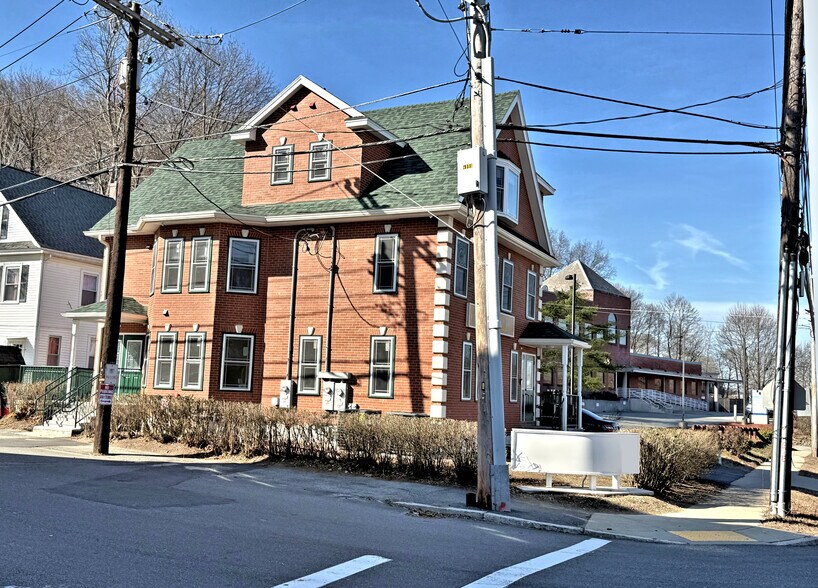 44 Montvale Ave, Stoneham, MA à vendre - Photo du bâtiment - Image 3 de 31
