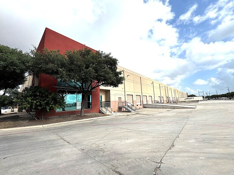 3005-3031 Interstate Dr, San Antonio, TX à louer - Photo du bâtiment - Image 2 de 33