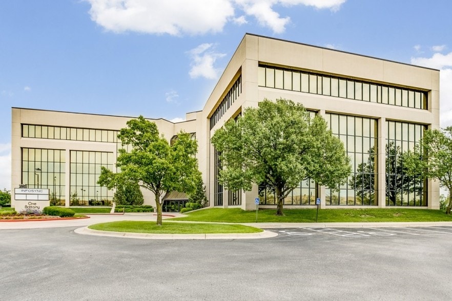 2024 N Woodlawn St, Wichita, KS for sale - Building Photo - Image 3 of 19