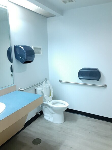 545 Rodi Rd, Pittsburgh, PA à vendre - Photo du bâtiment - Image 3 de 6