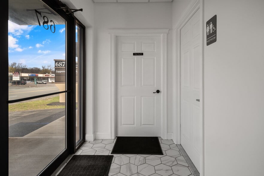 687 New Loudon Rd, Latham, NY for sale - Interior Photo - Image 3 of 17