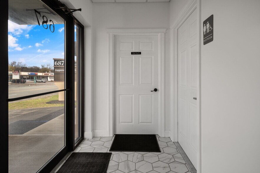 687 New Loudon Rd, Latham, NY à vendre - Photo intérieure - Image 3 de 17